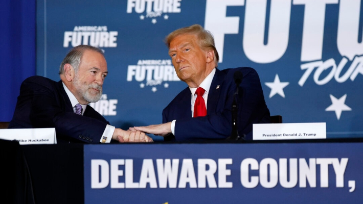 El candidato presidencial republicano, el expresidente Donald Trump (R) participa en una mesa redonda con el exgobernador de Arkansas Mike Huckabee en el Drexelbrook Catering & Event Center en Drexel Hill, Pensilvania, el 29 de octubre de 2024. (Chip Somodevilla/Getty Images)