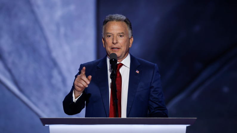 El empresario Steven Witkoff habla en el escenario durante el cuarto día de la Convención Nacional Republicana en el Fiserv Forum de Milwaukee, Wisconsin, el 18 de julio de 2024. (Chip Somodevilla/Getty Images)
