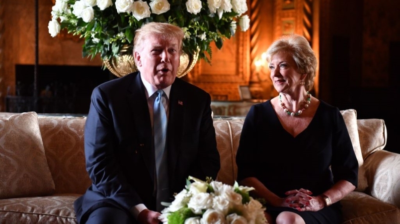 El presidente de Estados Unidos, Donald Trump, habla en una conferencia de prensa con Linda McMahon, entonces jefa de la Administración de Pequeñas Empresas, en la finca de Trump Mar-a-Lago en Palm Beach, Florida, el 29 de marzo de 2019. (Nicholas Kamm/AFP vía Getty Images)
