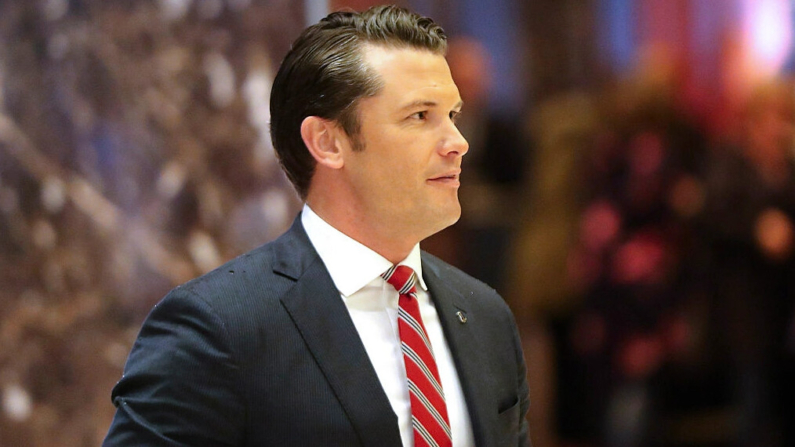 Pete Hegseth, colaborador de Fox News, llega a la Torre Trump en Nueva York el 29 de noviembre de 2016. (Spencer Platt/Getty Images)
