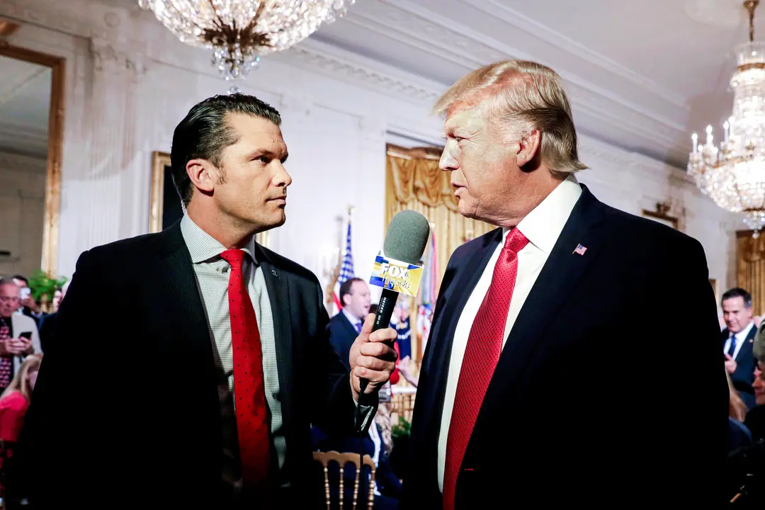 El presidente Donald Trump es entrevistado por el copresentador de "Fox and Friends" Pete Hegseth en la Casa Blanca el 6 de abril de 2017. (Kevin Lamarque/Reuters)