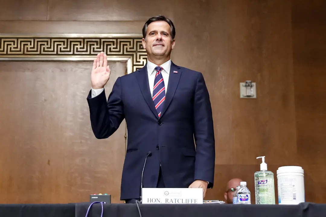 El representante John Ratcliffe (R-Texas) presta juramento ante una audiencia de nominación del Comité de Inteligencia del Senado en el Capitolio el 5 de mayo de 2020. (Andrew Harnik-Pool/Getty Images)