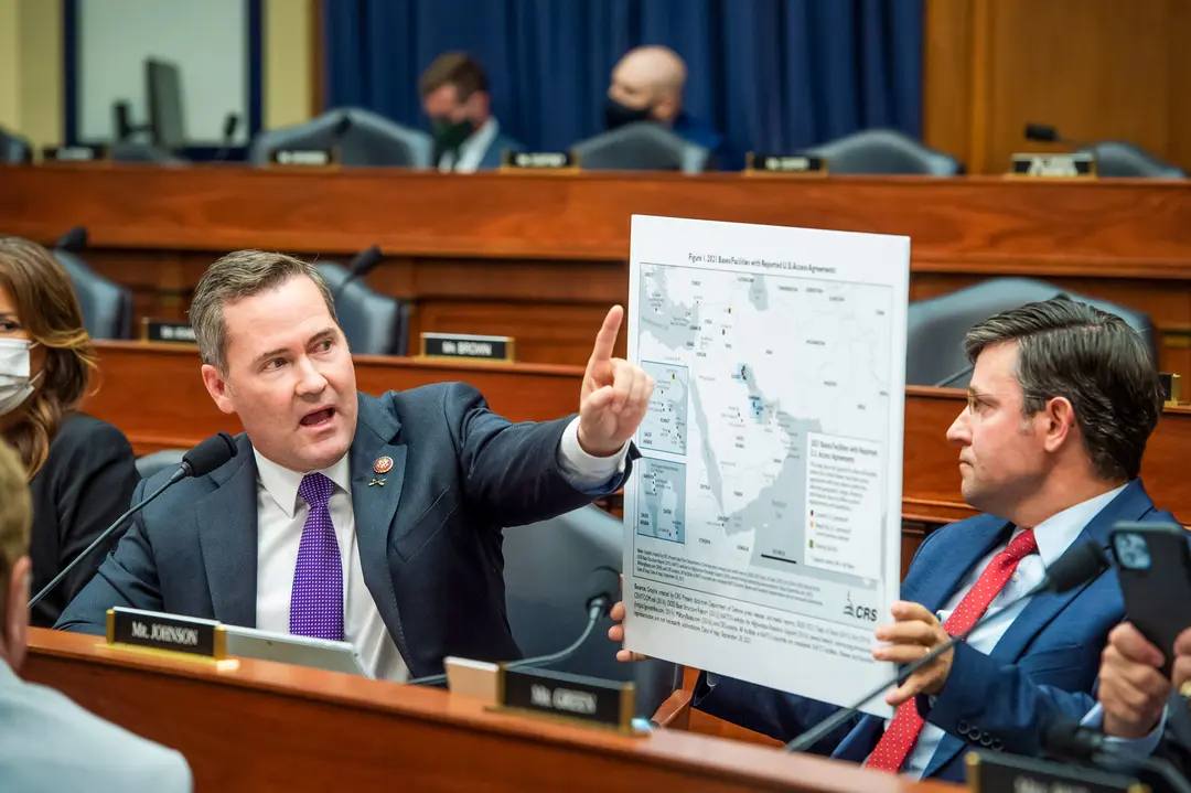 El representante Michael Waltz (R-Fla.) pregunta al panel mientras el representante Mike Johnson (R-La.) sostiene un mapa de Medio Oriente durante una audiencia del Comité de Fuerzas Armadas de la Cámara en el Capitolio de EE. UU. el 29 de septiembre de 2021. (Rod Lamkey-Pool/Getty Images)