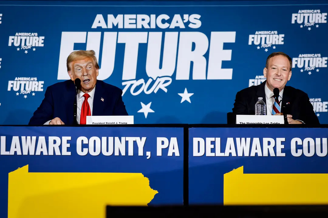 El expresidente Donald Trump (izq.) participa en una mesa redonda con el ex diputado Lee Zeldin (R-N.Y.) en Drexel Hill, Pensilvania, el 29 de octubre de 2024. (Chip Somodevilla/Getty Images)