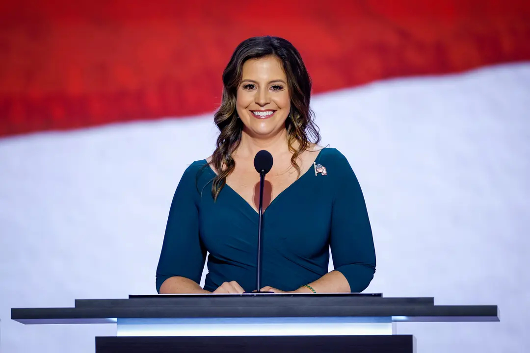 La presidenta de la Conferencia Republicana de la Cámara de Representantes, la representante Elise Stefanik (R-N.Y.), habla en la Convención Nacional Republicana en Milwaukee el 16 de julio de 2024. (Chip Somodevilla/Getty Images)