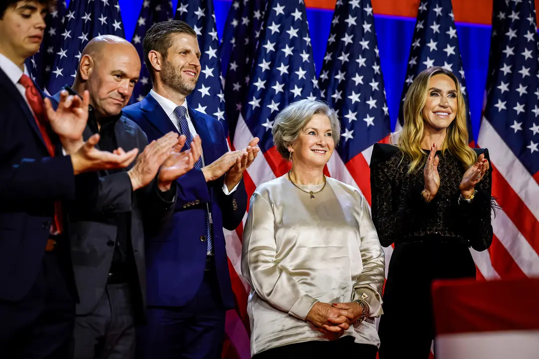 Susie Wiles (2ª dcha.), asesora principal de la campaña del excandidato presidencial republicano Donald Trump, recibe un reconocimiento por su trabajo durante un acto de la noche electoral en West Palm Beach, Florida, el 6 de noviembre de 2024. (Chip Somodevilla/Getty Images)