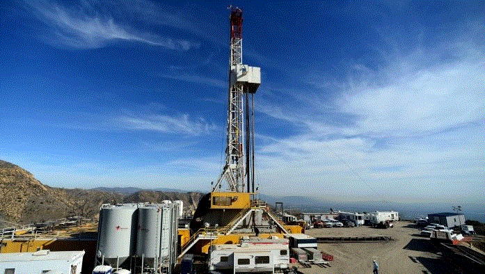 Cuadrillas trabajan para detener una fuga de gas metano en un pozo en Aliso Canyon, cerca de la zona de Porter Ranch, en el condado de Los Ángeles, California, en diciembre de 2015. (Dean Musgrove/Los Angeles Daily News vía AP)