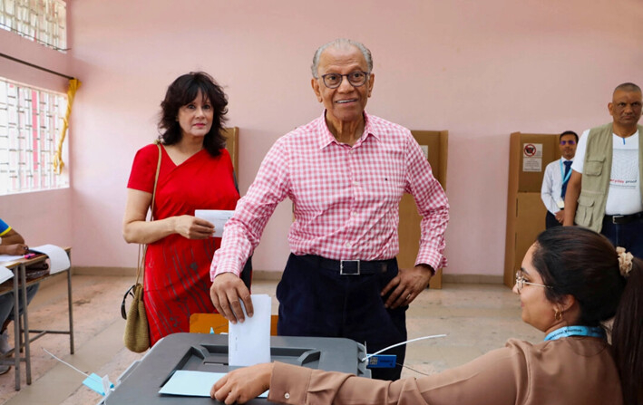 El candidato de Alliance du Changement, Navin Ramgoolam, emite su voto mientras su esposa, Veena Ramgoolam, está a su lado en un colegio electoral durante las elecciones generales en Vacoas/Floreal, Mauricio, el 10 de noviembre de 2024. (Ally Soobye/Reuters)