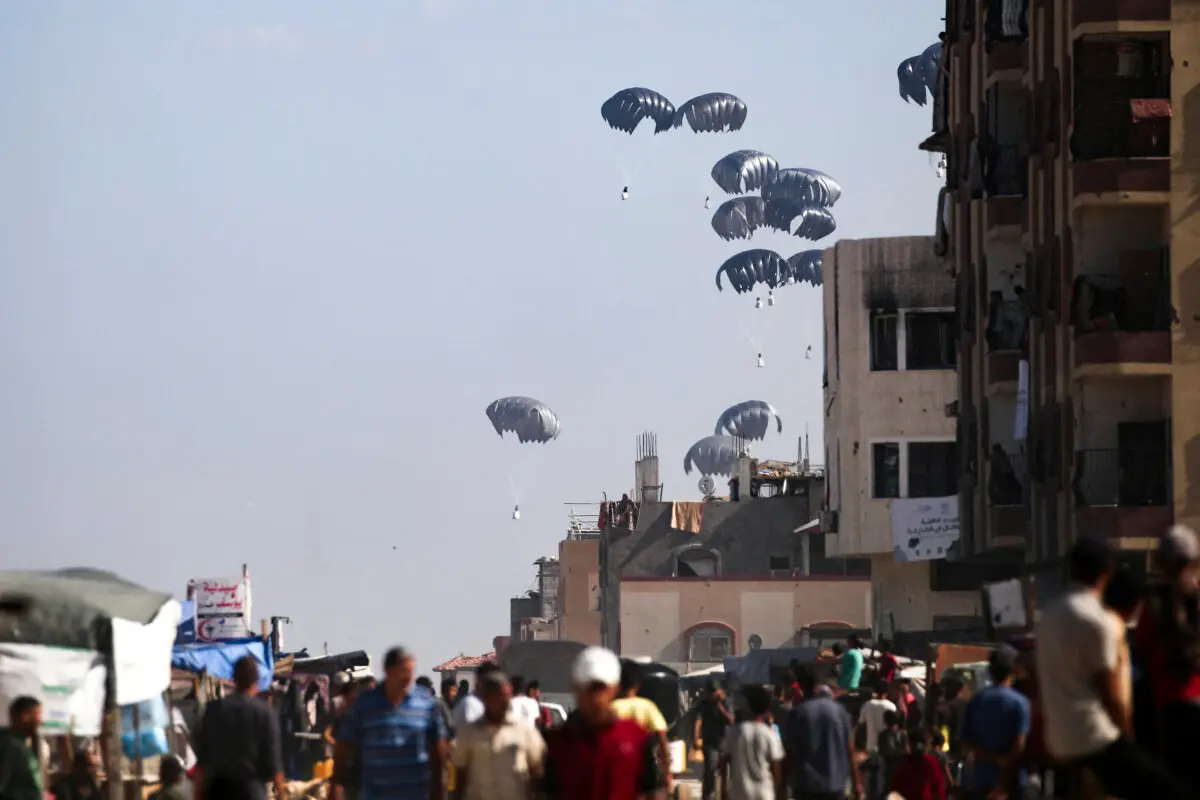 Un avión militar deja caer ayuda humanitaria cerca de Khan Yunis, en el sur de la Franja de Gaza, en medio de la guerra en curso en el territorio palestino entre Israel y Hamás, el 19 de octubre de 2024. (Eyad Baba/Getty Images)