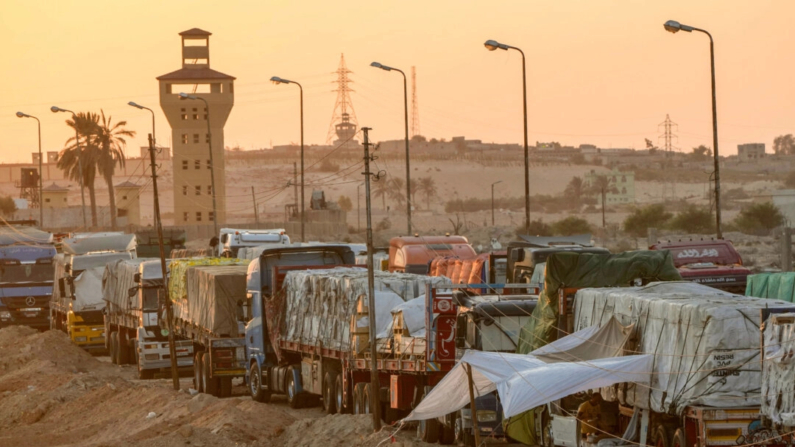 Camiones de ayuda humanitaria esperan para cruzar el paso fronterizo de Rafah entre Egipto y la Franja de Gaza, en Rafah, Egipto, lunes 9 de septiembre de 2024. (Amr Nabil/Foto AP)