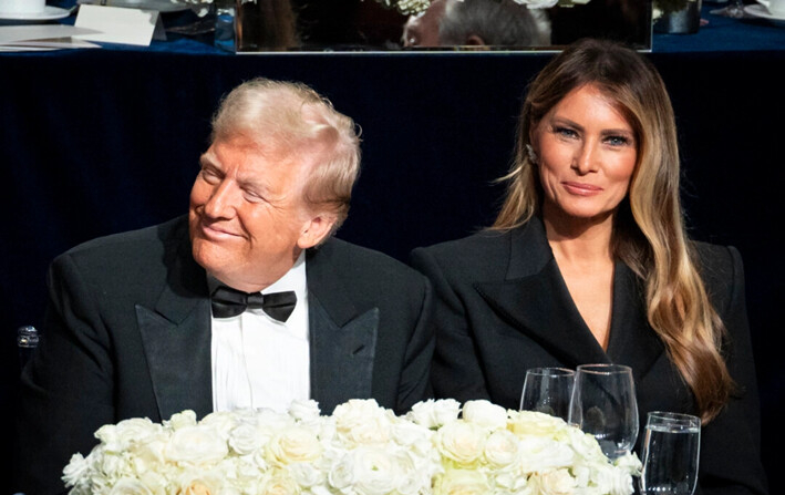 El expresidente Donald Trump y la ex primera dama Melania Trump en la 79.° cena anual de la Fundación Alfred E. Smith Memorial en el New York Hilton Midtown de la ciudad de Nueva York, el 17 de octubre de 2024. (Samira Bouaou/The Epoch Times)