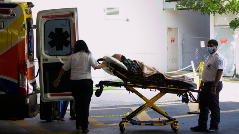 Paramédicos suben un paciente en camilla a una ambulancia en la puerta del Centro Médico de Puerto Rico, en San Juan (Puerto Rico). Imagen de archivo. EFE/ Thais Llorca