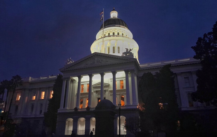 El Capitolio de California en Sacramento, California, la noche del 9 de enero de 2024. (Travis Gillmore/The Epoch Times)