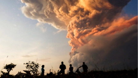 Principales aerolíneas cancelan sus vuelos a Bali tras erupción volcánica