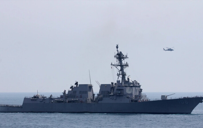 Un helicóptero MH-60S vuela cerca del destructor de misiles guiados USS Stockdale (DDG 106) mientras transita por el Golfo Pérsico, el 29 de marzo de 2019. (Foto de la Marina de EE.UU. por el especialista en comunicación de masas de primera clase Ryan D. McLearnon)