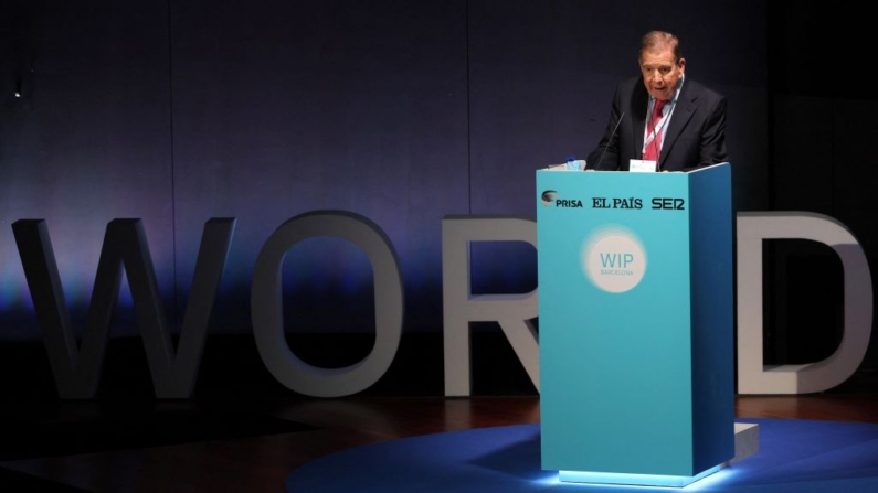 El candidato presidencial de la oposición venezolana, Edmundo González Urrutia, habla durante el Foro 'World in Progress Barcelona' en Barcelona el 14 de octubre de 2024. (Lluis Gene/AFP vía Getty Images)