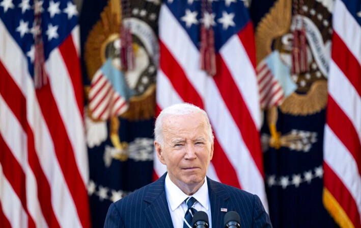 El presidente de Estados Unidos, Joe Biden, se dirige a la nación desde el jardín de rosas de la Casa Blanca, en Washington, DC, el 7 de noviembre de 2024, después de que Donald Trump ganara las elecciones presidenciales. Biden instó el jueves a los estadounidenses a bajar la temperatura política después de la aplastante victoria electoral de Donald Trump, diciendo que garantizaría una transición "pacífica y ordenada" hacia el Partido Republicano. (SAUL LOEB/AFP)