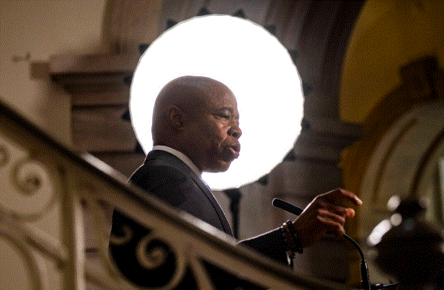 El alcalde de Nueva York, Eric Adams, habla durante una rueda de prensa en el Ayuntamiento el 8 de octubre de 2024. (AP Photo/Yuki Iwamura)