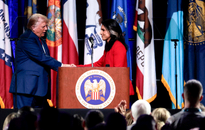 El expresidente y candidato presidencial republicano para 2024 Donald Trump (I) estrecha la mano de la ex congresista Tulsi Gabbard después de que ella le apoyara en la conferencia de la Asociación de la Guardia Nacional en Detroit el 26 de agosto de 2024. (Jeff Kowalsky/AFP vía Getty Images)