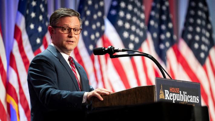 El presidente de la Cámara Mike Johnson (R-La.) habla durante una reunión con los republicanos de la Cámara y el presidente electo Donald Trump en el hotel Hyatt Regency en Washington el 13 de noviembre de 2024. (Allison Robbert/ /AFP vía Getty Images)