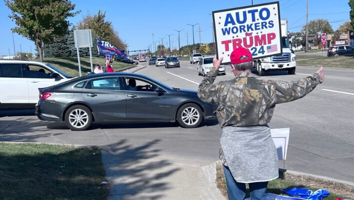 Un miembro de Auto Workers for Trump hace campaña frente a la planta de Stellantis en Royal Oak, Michigan, el 17 de octubre de 2024. (Lawrence Wilson/The Epoch Times).