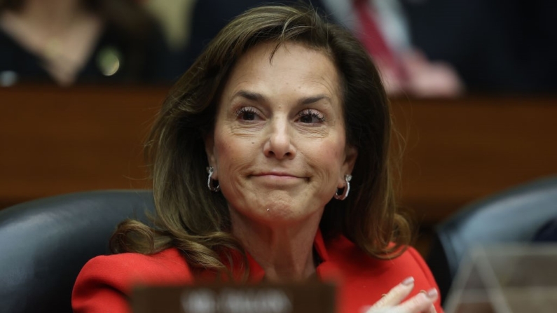 La representante Lisa McClain (republicana de Michigan) participa en una reunión del Comité de Supervisión y Reforma de la Cámara de Representantes en el Rayburn House Office Building de Washington el 31 de enero de 2023. (Kevin Dietsch/Getty Images)
