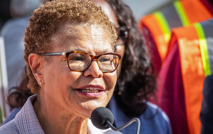 La alcaldesa de Los Ángeles, Karen Bass, habla en Studio City, California, el 30 de enero de 2024. (John Fredricks/The Epoch Times)