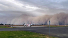 Gran tormenta de polvo reduce la visibilidad y causa colisión múltiple en autopista de California