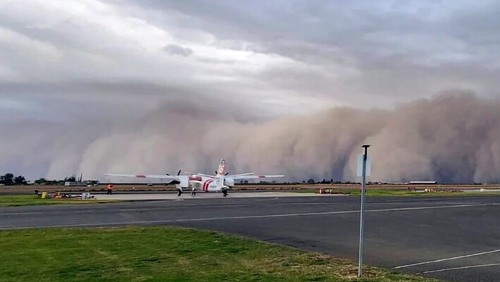 Esta fotografía, proporcionada por la Unidad CAL FIRE de Tulare, muestra una tormenta de polvo acercándose a la Base de Ataque Aéreo de Porterville el lunes 11 de noviembre de 2024, cerca de Porterville, California. (Unidad CAL FIRE Tulare a través de AP)