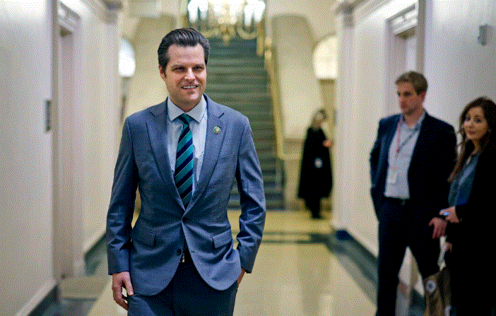 El representante Matt Gaetz (R-Fla.) camina por los pasillos del Capitolio de EE.UU. en Washington el 19 de octubre de 2023. (Chip Somodevilla/Getty Images)