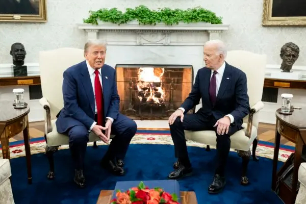 El presidente Joe Biden se reúne con el presidente electo Donald Trump durante un encuentro en el Despacho Oval de la Casa Blanca el 13 de noviembre de 2024. (Saul Loeb/AFP vía Getty Images)