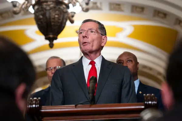 El senador John Barrasso (R-Wyo.) habla tras la elección del liderazgo republicano del Senado en Washington el 13 de noviembre de 2024. (Madalina Vasiliu/The Epoch Times)