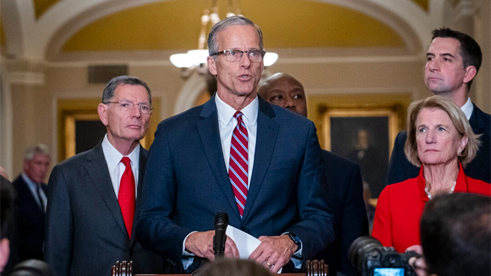 El senador John Thune (R-S.D.), líder electo de la mayoría, tras la elección del liderazgo republicano en el Senado, en Washington, el 13 de noviembre de 2024. (Madalina Vasiliu/The Epoch Times)