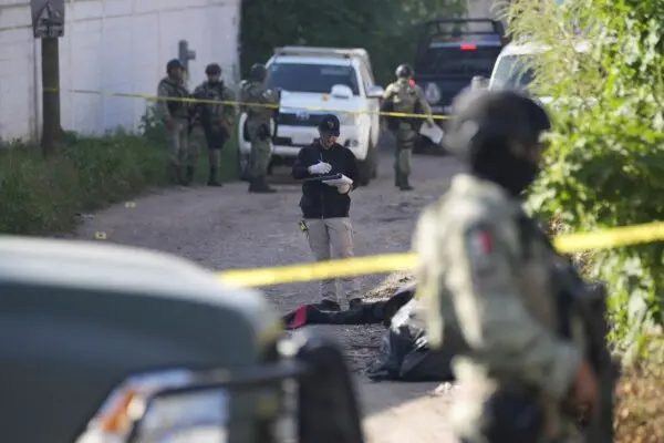 Investigadores forenses trabajan en el lugar donde yace un cuerpo en la calle en Culiacán, estado de Sinaloa, México, el 19 de septiembre de 2024. (Eduardo Verdugo/AP)