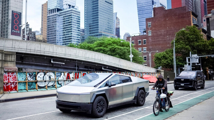 Un Tesla Cybertruck se ve estacionado en el distrito de Manhattan de Nueva York el 23 de junio de 2024. (Agustin Marcarian/Reuters).