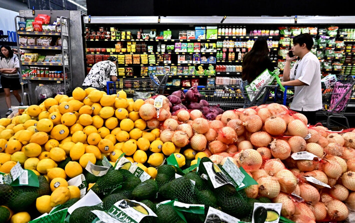 La gente compra en una tienda de comestibles en Rosemead, California, el 14 de agosto de 2024. (Frederic J. Brown/AFP vía Getty Images)