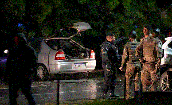 La policía inspecciona un vehículo frente al Tribunal Supremo en Brasilia, Brasil, tras una explosión el 13 de noviembre de 2024. (AP Photo/Eraldo Peres)