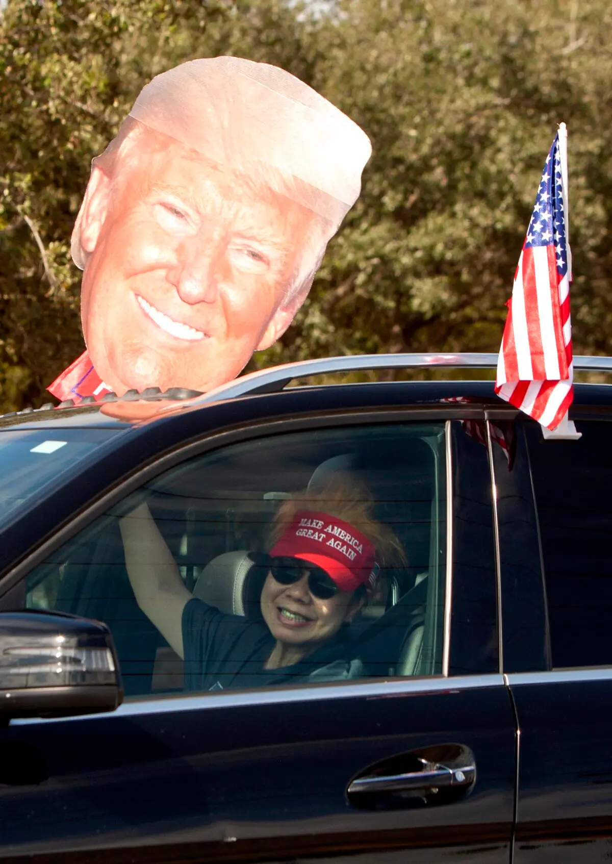 Una simpatizante de Trump muestra su apoyo a Trump mientras participa en un mitin de victoria en McAllen, Texas, el 9 de noviembre de 2024. (Bobby Sanchez/The Epoch Times)