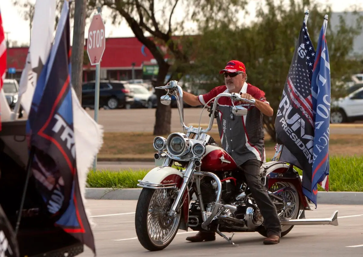 Roel Reyes, de 59 años, participa en un mitin en Rio Grande City, Texas, el 9 de noviembre de 2024. (Bobby Sanchez/The Epoch Times)