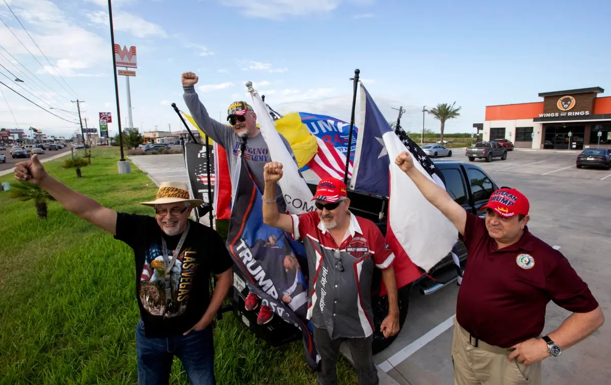 Los partidarios de Trump Pat Saenz, Marcus Canales, Roel Reyes y Ross Barrera ondean banderas de Trump mientras los automovilistas tocan la bocina mientras conducen por la carretera U.S. 83 en Rio Grande City, Texas, el 9 de noviembre de 2024. (Bobby Sanchez/The Epoch Times)