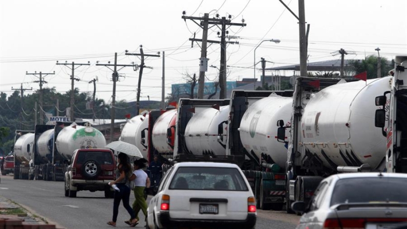 Foto de archivo donde se ve a conductores hacen fila en sus vehículos para abastecerse de combustible en Santa Cruz (Bolivia). EFE/ Juan Carlos Torrejón
