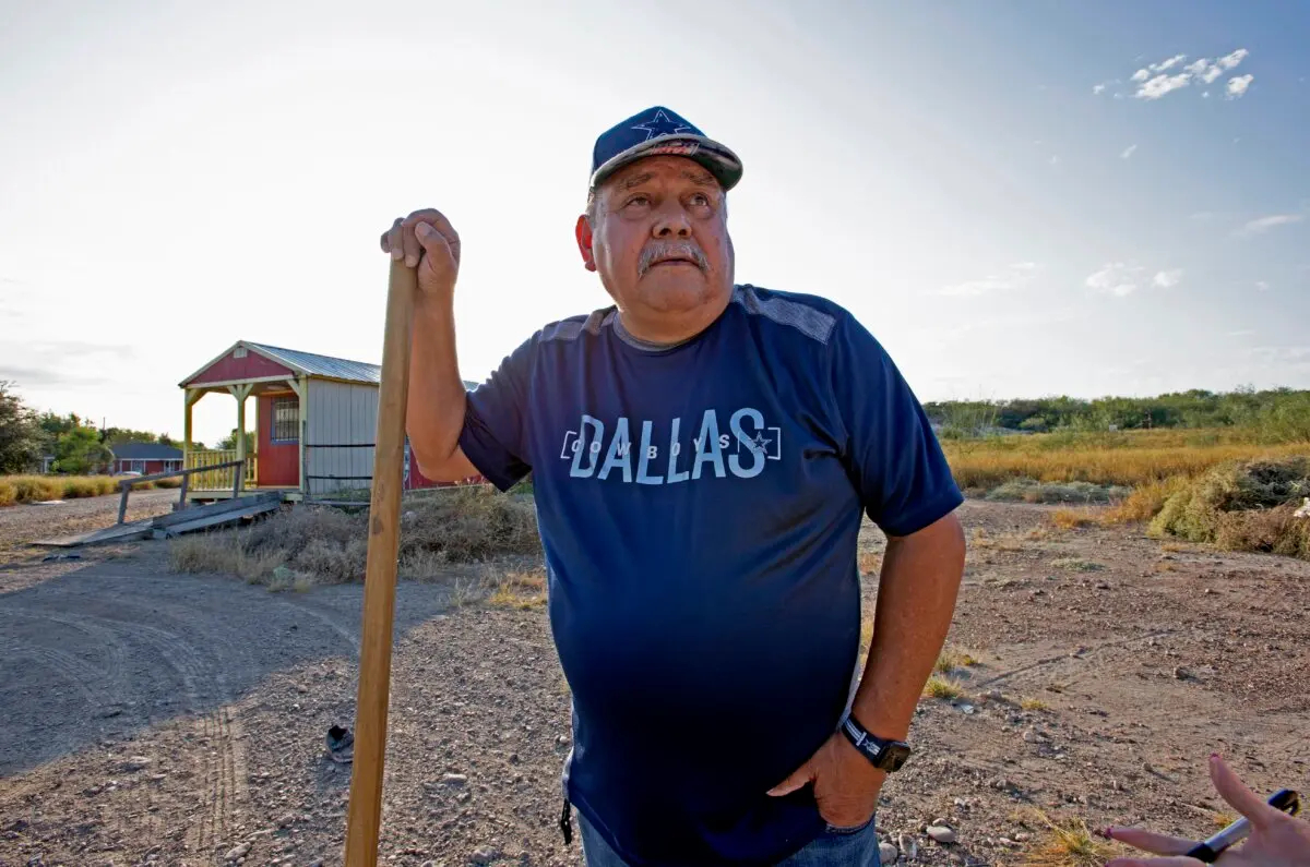 Jorge Arellano, de 68 años, hace una pausa mientras trabaja en una propiedad el 9 de noviembre de 2024, en Rio Grande City, Texas, para hablar de política. (Bobby Sánchez para The Epoch Times)