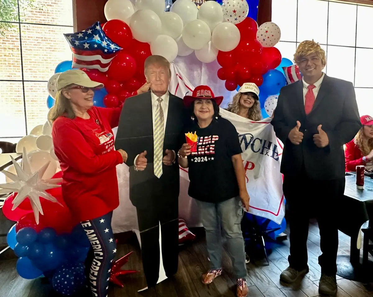 (De izquierda a derecha) Debbie Groves, Tammy Leal, Vangela Churchill y Rafael Aguilar celebran la victoria de Trump en una parrillada en McAllen, Texas, el 9 de noviembre de 2024. (Darlene McCormick Sanchez/The Epoch Times)