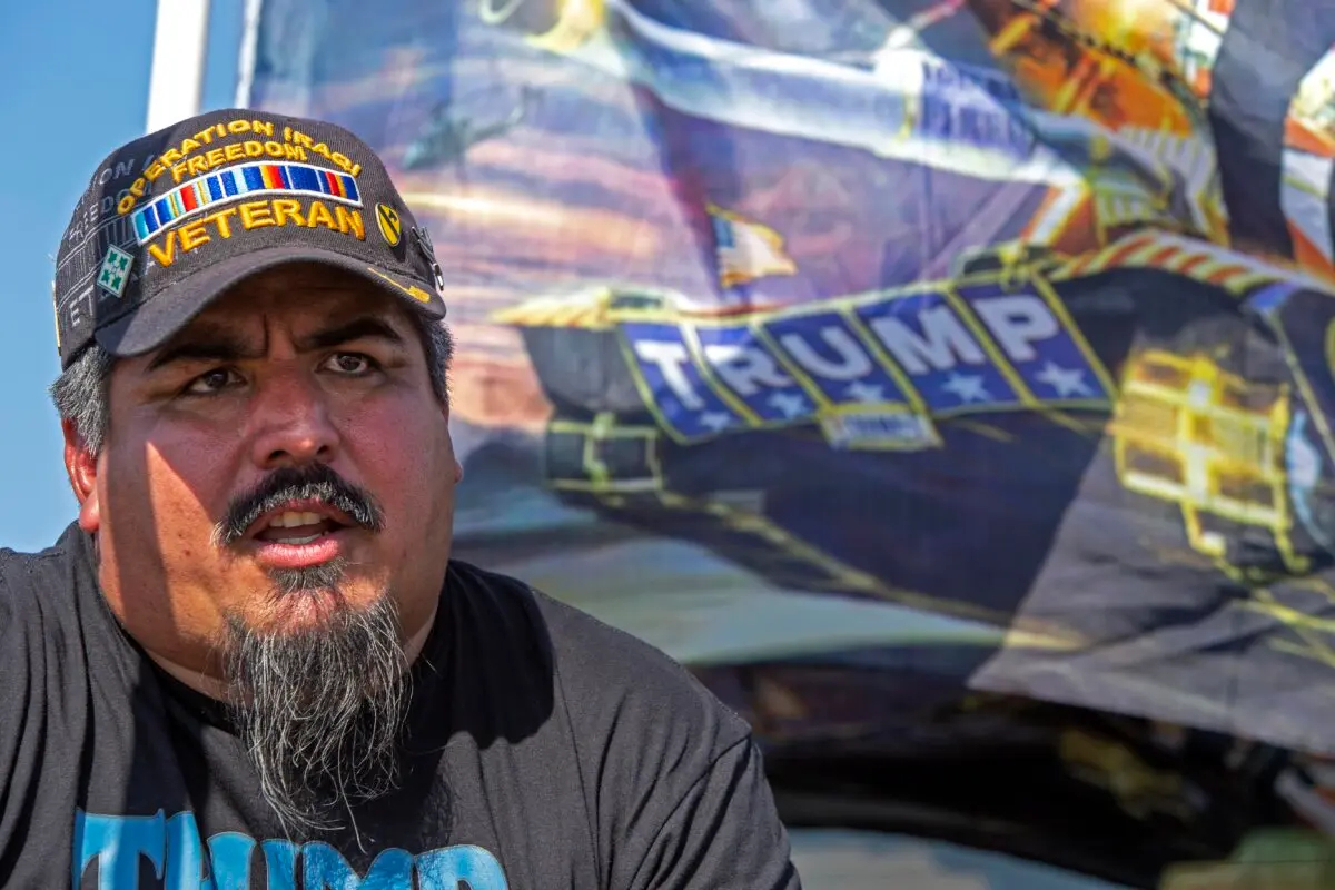 El veterano del ejército Félix Cano, de 42 años, de Weslaco, habla durante un mitin en McAllen, Texas, el 9 de noviembre de 2024. (Bobby Sanchez/The Epoch Times)