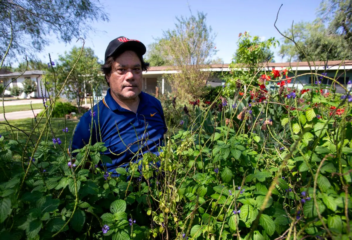 Juan Gutierrez, un demócrata de larga data, hace trabajo de jardinería en Harlingen, Texas, el 10 de noviembre de 2024. (Bobby Sanchez para The Epoch Times)