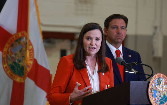 La fiscal general de Florida, Ashley Moody, habla en una conferencia de prensa, en una fotografía de archivo. (Joe Raedle/Getty Images)