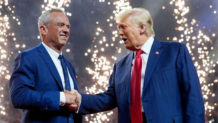 El candidato presidencial republicano, el expresidente Donald Trump, estrecha la mano del candidato presidencial independiente Robert F. Kennedy Jr. en un mitin de campaña en el Desert Diamond Arena de Glendale, Arizona, el 23 de agosto de 2024. (Evan Vucci/Foto AP)