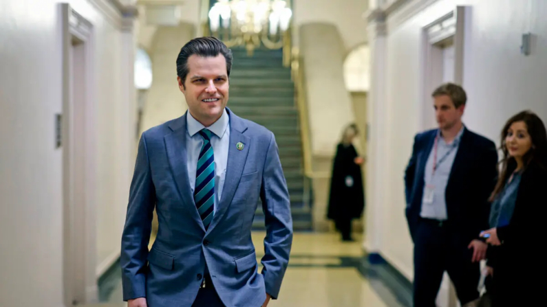 El representante Matt Gaetz (R-Fla.) camina por los pasillos del Capitolio de EE. UU. en Washington el 19 de octubre de 2023. (Chip Somodevilla/Getty Images)
