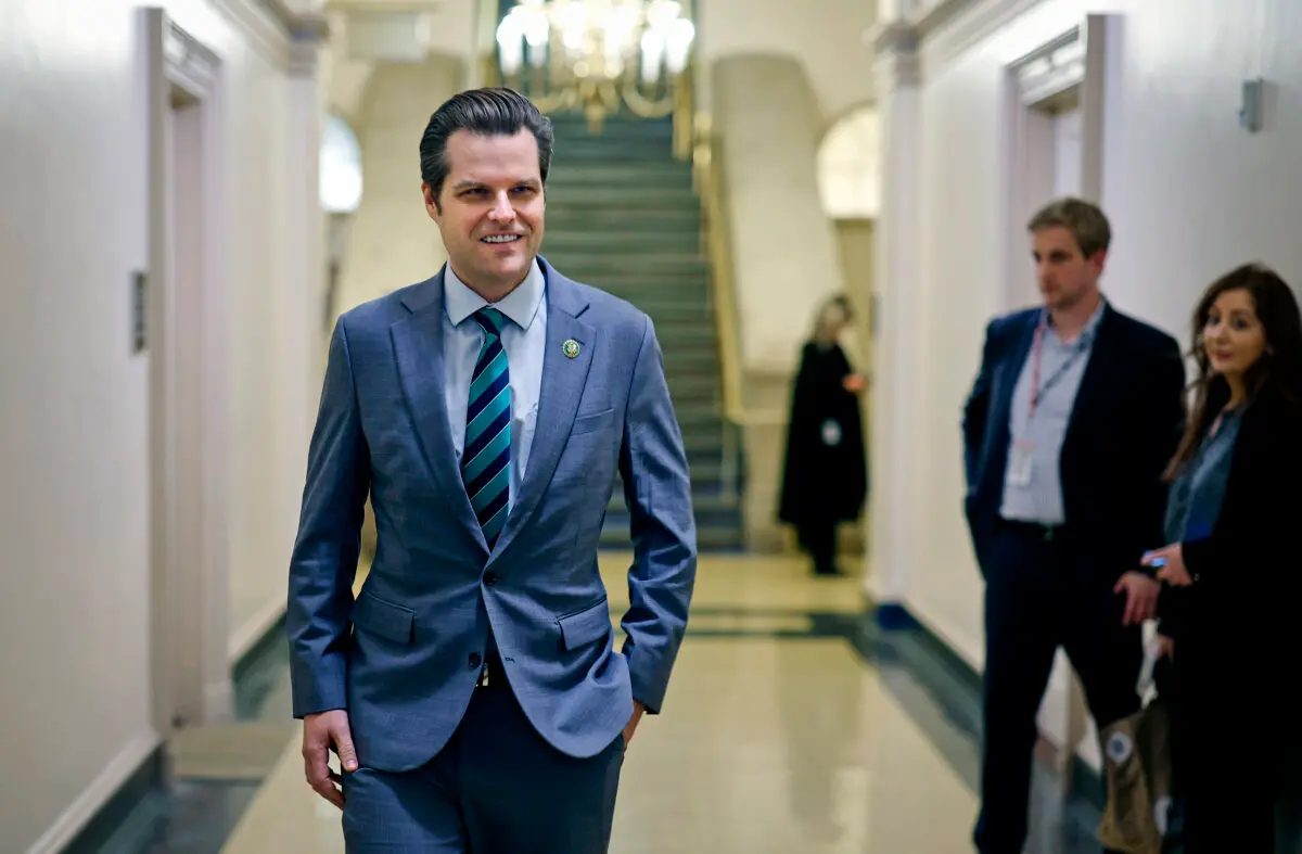 El representante Matt Gaetz (R-Fla.) camina por los pasillos del Capitolio de EE. UU. en Washington el 19 de octubre de 2023. (Chip Somodevilla/Getty Images)