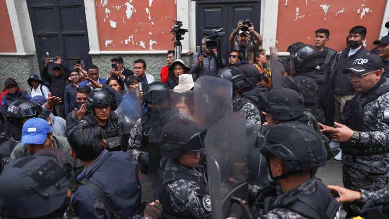 Integrantes de la Policía boliviana intervienen en el enfrentamiento entre simpatizantes del expresidente Evo Morales (2006-2019) y seguidores del presidente Luis Arce, el 14 de noviembre de 2024 en La Paz (Bolivia). EFE/Luis Gandarillas